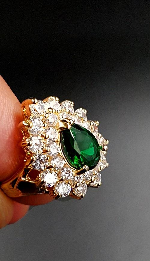Classy Shinny Royal Elegant Green Crystal Fashion Jewelry Ring – Close Up – Accessories | Hanaya Pakistan