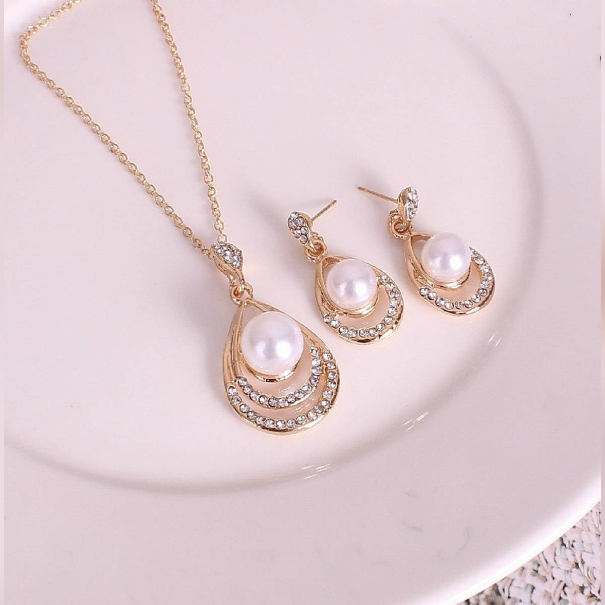 Trendy Classy Pearl Crystal Crystal Earring & Necklace Jewelry Set – Accessories Online in Pakistan | Hanaya
