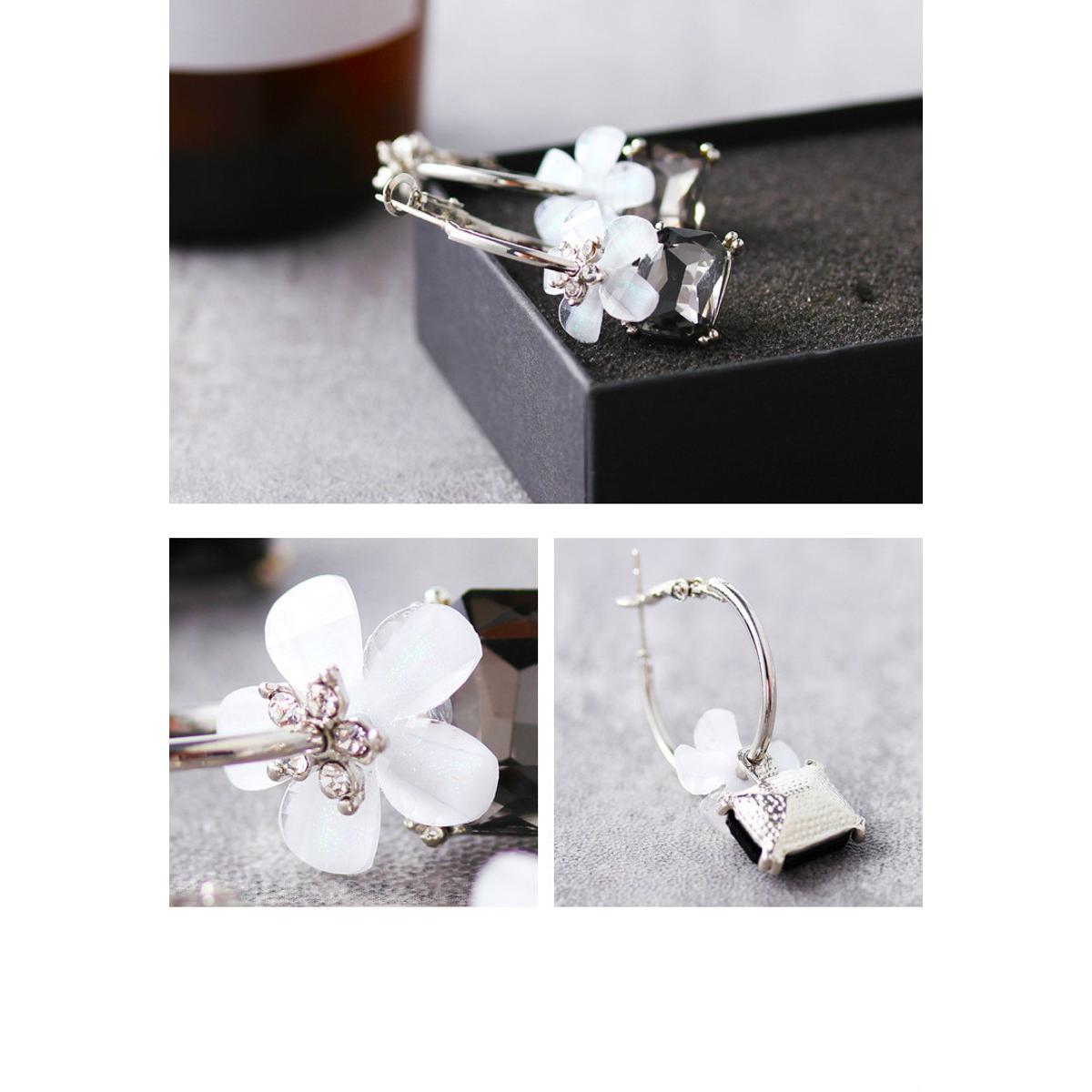 High Quality Delicate 4.5 cm Trendy Earring – Accessories Online in Pakistan | Hanaya