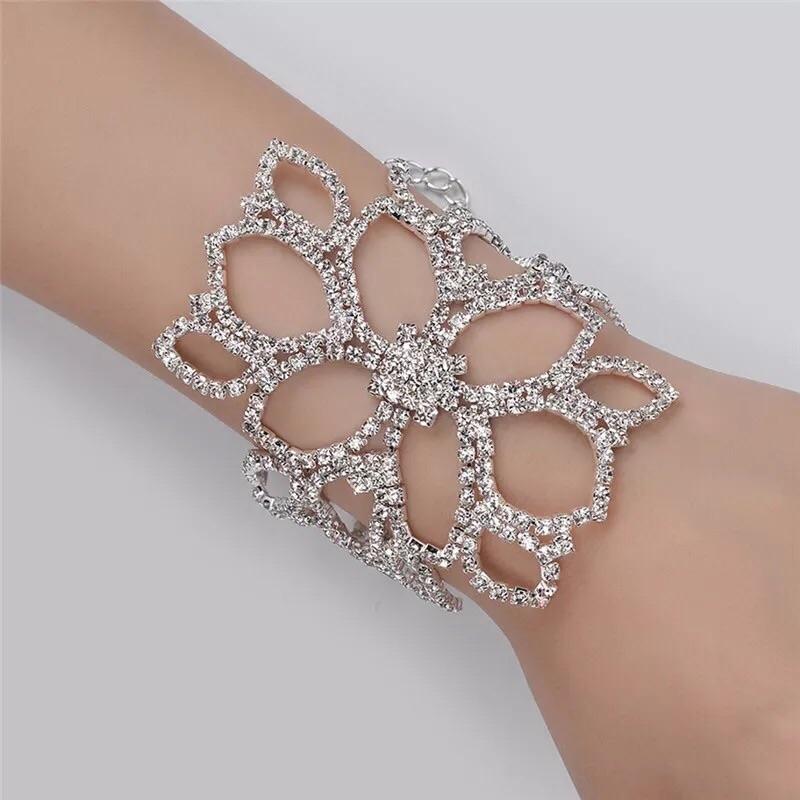 Trendy Thin Chain Classy Fully Crystal Butterfly Necklace – bracelet Online in Pakistan | Hanaya