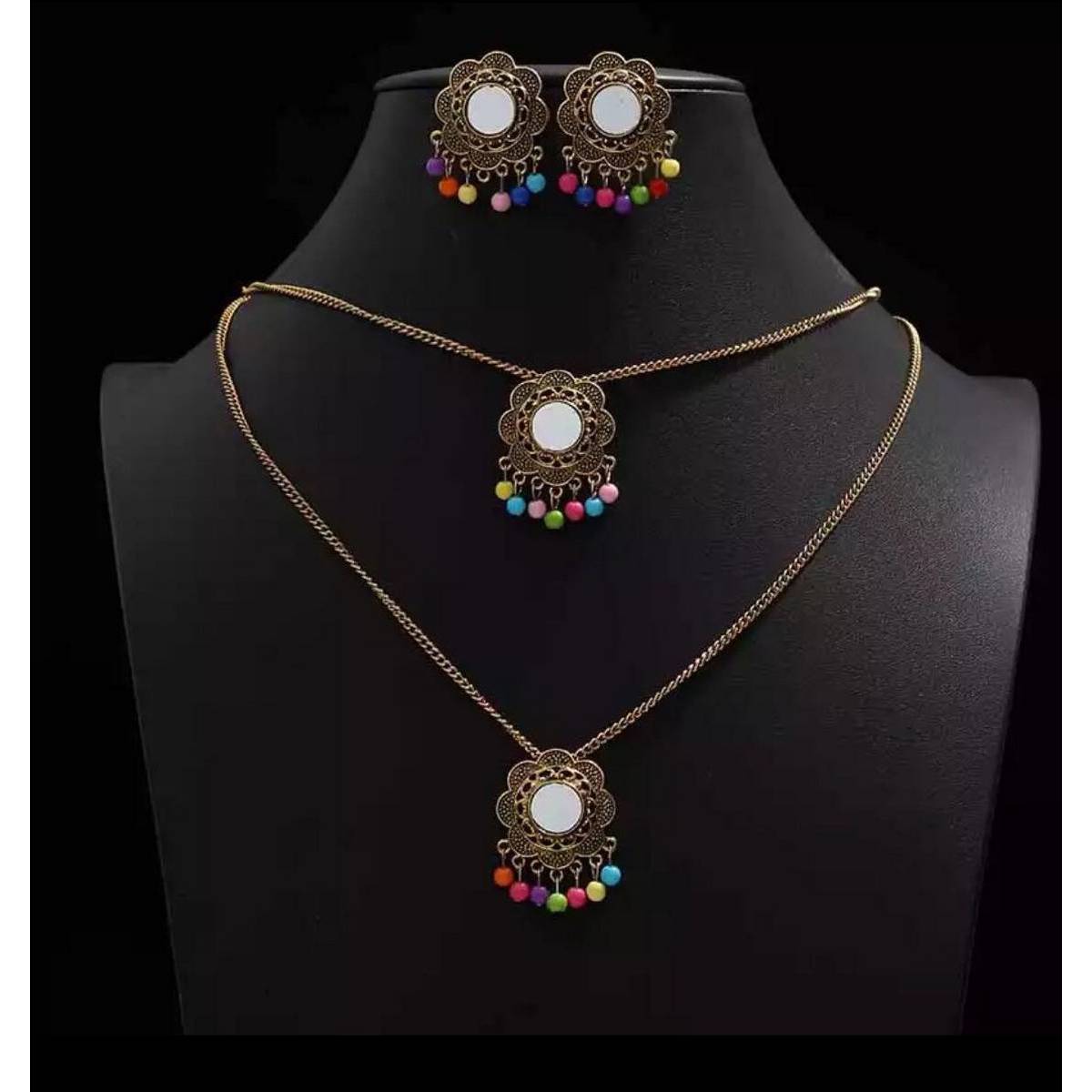Antique Classy Trendy Vintage Elegant Set - 2 X Earring & 1 X Necklace – Close Up – Accessories | Hanaya Pakistan