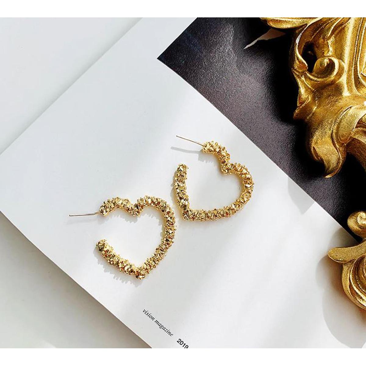 Classy 3 CM Small Heart Trendy Elegant Earrings – Earrings Online in Pakistan | Hanaya